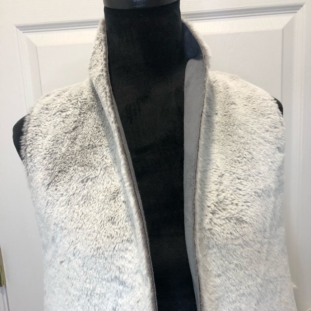 Tart faux fur gray vest size small - Picture 4 of 9